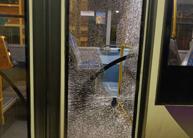 У Кривому Розі невідомі обстріляли тролейбус