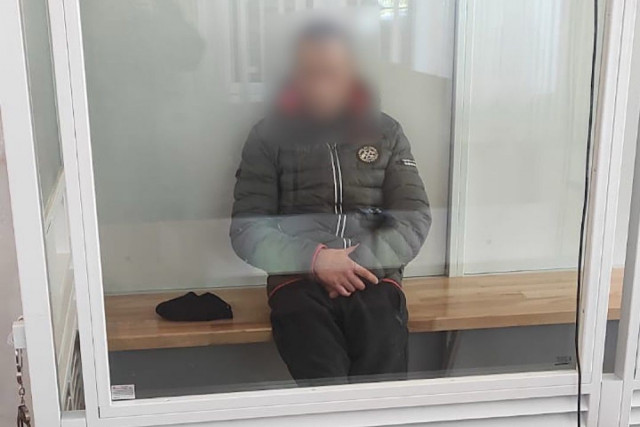 На Днепропетровщине задержали мужчину, который на остановке напал с ножом на юношу