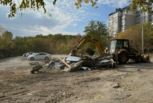 В Днепре демонтировали незаконную автостоянку и вернули землю громаде
