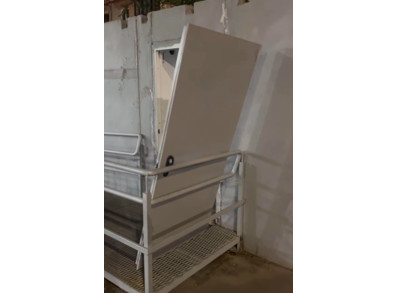 В Кривом Роге неизвестные оторвали двери мобильного укрытия