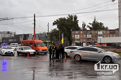 В Кривом Роге на кольце 95 квартала столкнулись два автомобиля