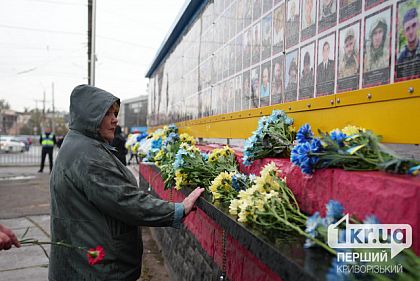 Криворожане возложили цветы к стеле Героев в День защитников и защитниц Украины