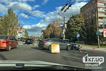 В Кривом Роге произошло ДТП: столкнулись два автомобиля