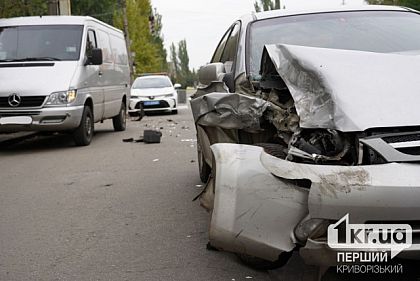 На одном из перекрестков Кривого Рога произошло ДТП: есть пострадавший