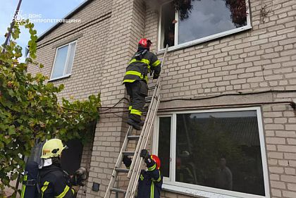 Чрезвычайники Днепропетровской области спасли мужчину из горящего дома