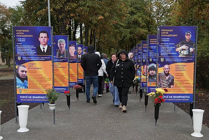 В Кривом Роге повредили баннер на Аллее памяти павших защитников — полиция проводит проверку