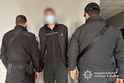 Полиция Кривого Рога задержала подозреваемого, который ограбил пожилую женщину возле банкомата