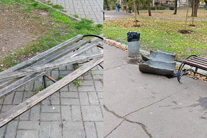 В сквере Кривого Рога неизвестные разбили скамейки