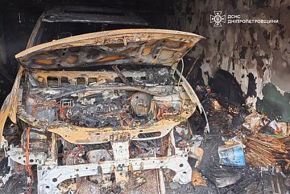 Спасатели Кривого Рога потушили пожар в гараже с авто