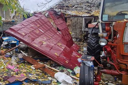 Из-за вражеских обстрелов Днепропетровщины повреждены дома и трактор