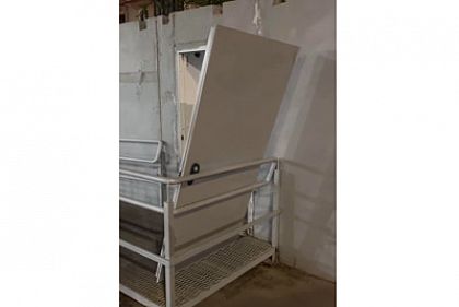 В Кривом Роге неизвестные оторвали двери мобильного укрытия