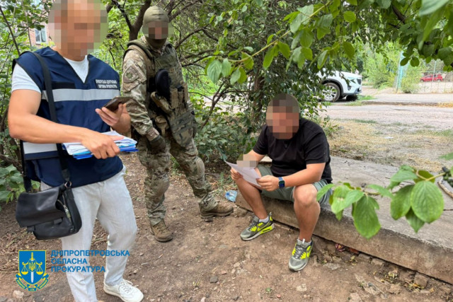 В Кривом Роге главу благотворительного фонда подозревают в содействии военнообязанным выезду за границу