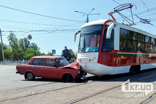 В Кривом Роге автомобиль столкнулся с трамваем