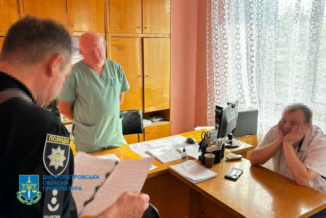 У Кривому Розі затримали лікаря та його спільника за сприяння ухиленню від мобілізації