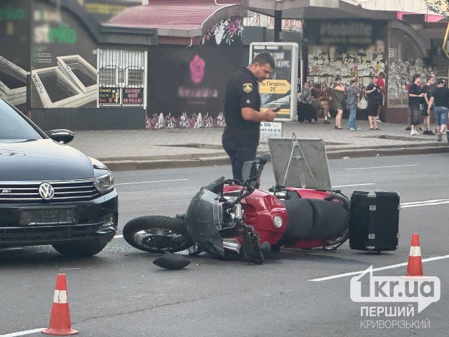 На одном из проспектов Кривого Рога столкнулись авто и мотоцикл