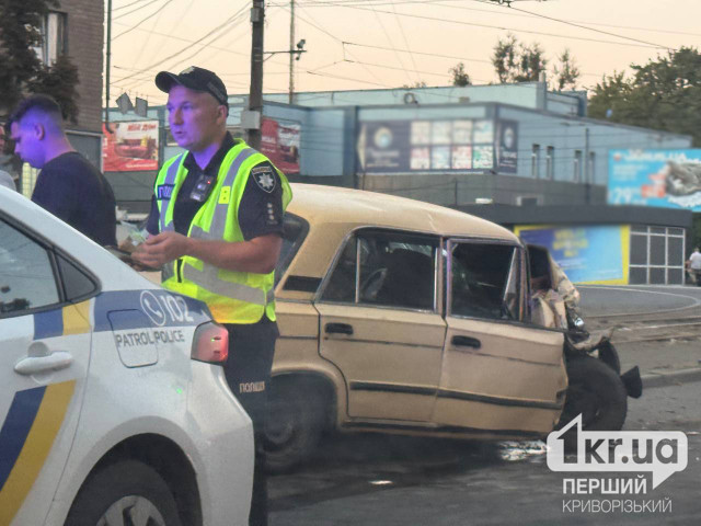 В Кривом Роге возле трамвайных путей столкнулись легковик и маршрутка