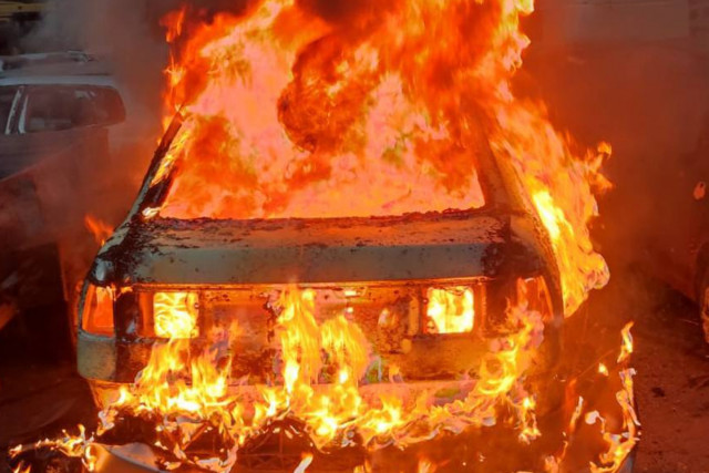 На Дніпропетровщині від обстрілів знищені два будинки та кілька авто