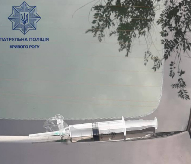 Патрульні виявили у криворіжця шприц з речовиною, схожою на наркотичну