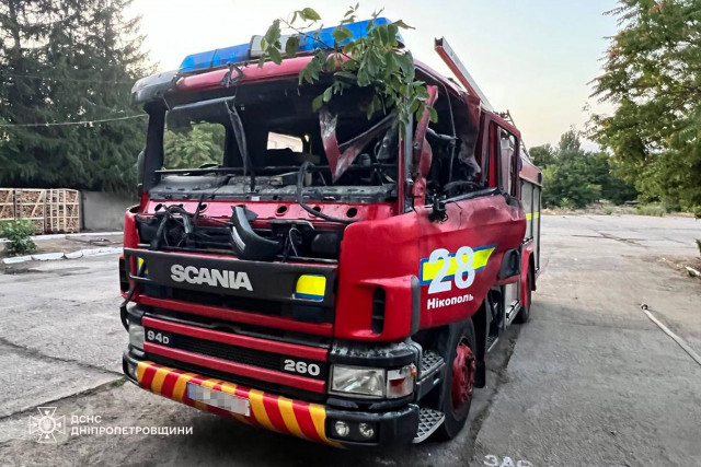В Никополе спасатели во время тушения пожара попали под вражеский обстрел