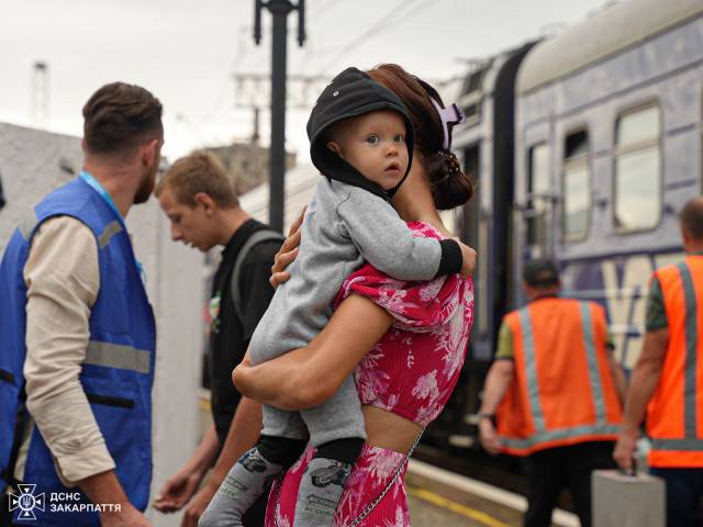В Мукачево эвакуировали жителей Днепропетровской области с детьми и животными