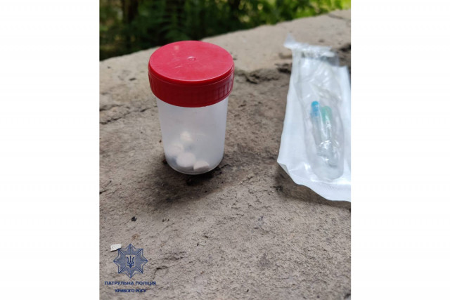 Підозрілі пігулки: патрульні затримали криворіжця з можливими наркотиками