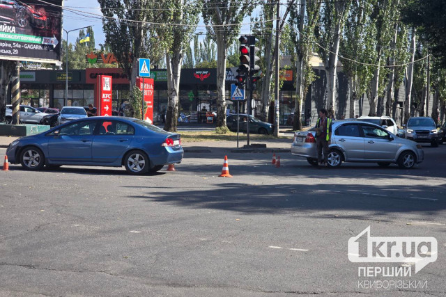 У Кривому Розі неподалік зупинки зіштовхнулись дві автівки