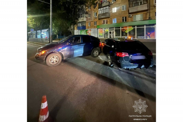 В Кривом Роге нетрезвый водитель врезался в припаркованную машину