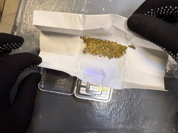 уроженец Днепропетровщины пытался перевезти в кроссовке наркотики наркотики