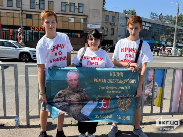 Місцева мешканка Олена з синами Місцева мешканка Олена з синами