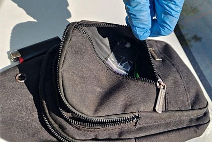 Патрульні виявили в криворіжця, ймовірно, наркотики в сліп-пакеті Патрульні виявили в криворіжця, ймовірно, наркотики в сліп-пакеті