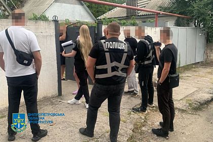 На Дніпропетровщині викрили поліцейського, який сприяв незаконній порубці дерев