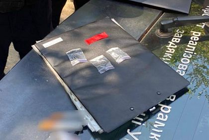 Патрульні виявили у криворіжця речовину, схожу на наркотичну Патрульні виявили у криворіжця речовину, схожу на наркотичну