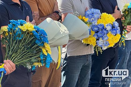 В Кривом Роге ко Дню Независимости возложили цветы у стелы Героев