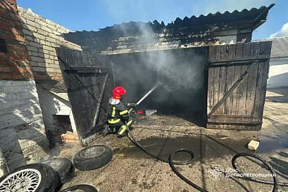 В Криворожье пожарные потушили пожар в гараже