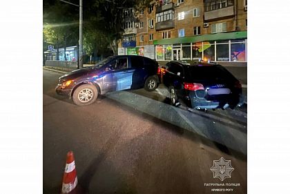 В Кривом Роге нетрезвый водитель врезался в припаркованную машину