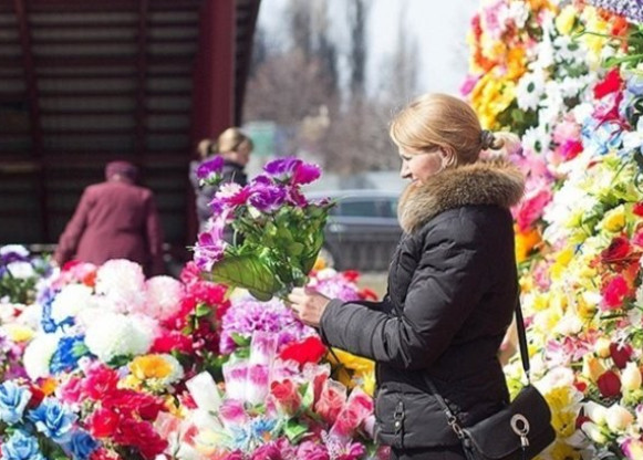 Криворіжців закликають відмовитися від штучних пластикових квітів на кладовищах Криворіжців закликають відмовитися від штучних пластикових квітів на кладовищах