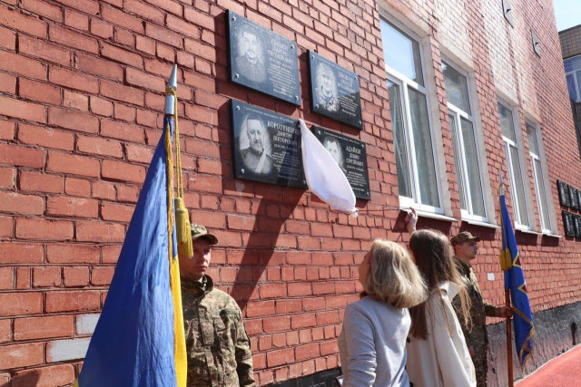 В Кривом Роге открыли мемориальную доску в честь Дмитрия Коротуненко В Кривом Роге открыли мемориальную доску в честь Дмитрия Коротуненко