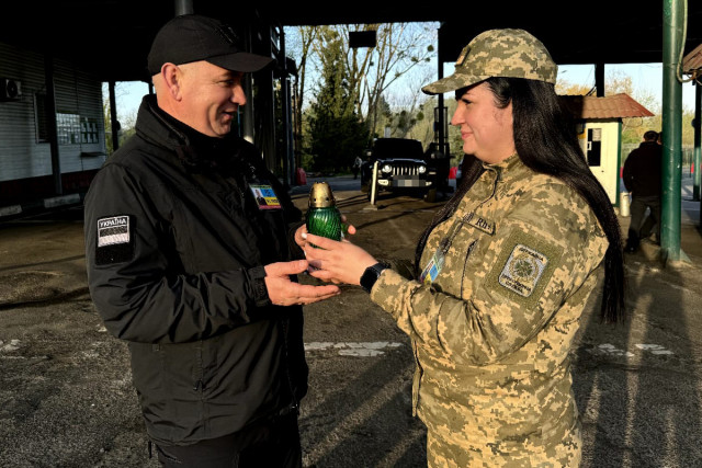 Великодня святиня перетнула український кордон: Благодатний вогонь вже в Україні