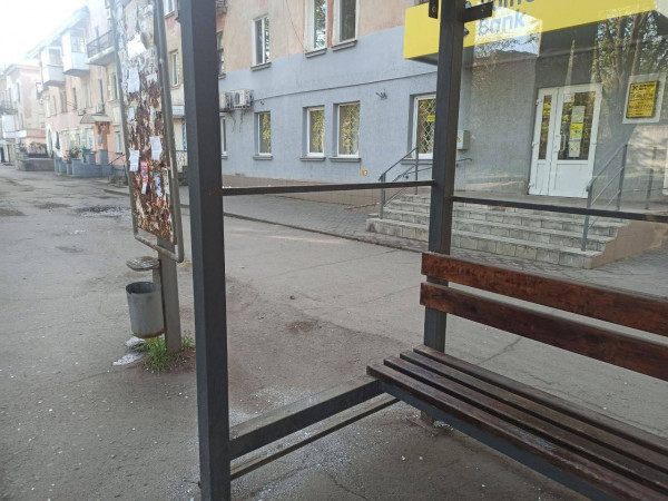 в Кривом Роге разбили стекло на остановке остановка общественного транспорта