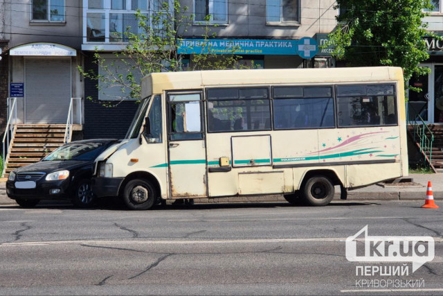 Маршрутка въехала в машину: ДТП в Кривом Роге Маршрутка въехала в машину: ДТП в Кривом Роге