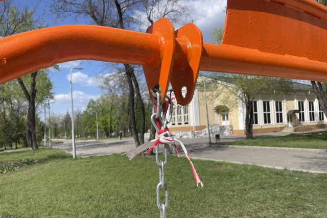 Хулігани пошкодили відремонтований дитячий майданчик у Кривому Розі Хулігани пошкодили відремонтований дитячий майданчик у Кривому Розі