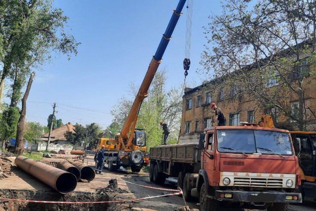 Де у Покровському районі Кривого Рогу теплоцентраль проводить заміну труб Де у Покровському районі Кривого Рогу теплоцентраль проводить заміну труб