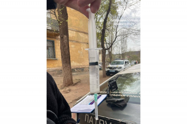 Патрульные задержали криворожанина, который имел при себе запрещенные вещества Патрульные задержали криворожанина, который имел при себе запрещенные вещества