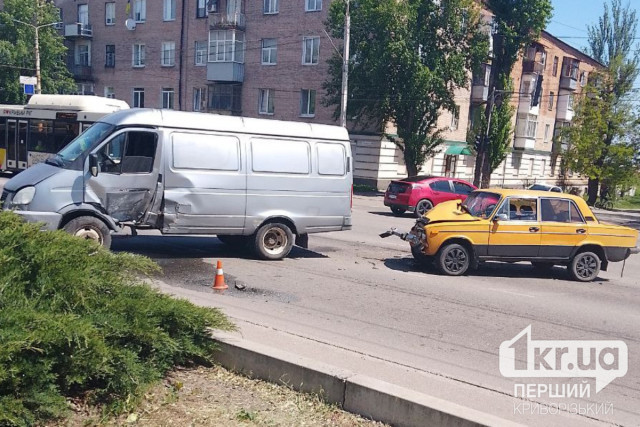 Легковик столкнулся с микроавтобусом: в Кривом Роге произошло ДТП Легковик столкнулся с микроавтобусом: в Кривом Роге произошло ДТП