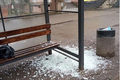 Очередной случай вандализма в Кривом Роге: разбили остановку в Покровском районе