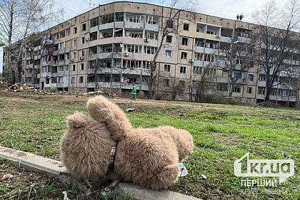 Кривой Рог после трагедии: коммунальщики убирают последствия, люди несут цветы к мемориалу