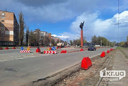 Возле монумента в Металлургическом районе Кривого Рога снимают асфальт и бордюры: детали