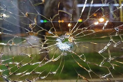 В Кривом Роге неизвестные повредили окна троллейбуса