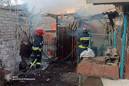 На территории частного домовладения из Криворожья горела хозяйственная постройка