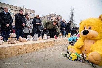 Место ракетного удара по Кривому Рогу посетили дипломаты десятков государств мира